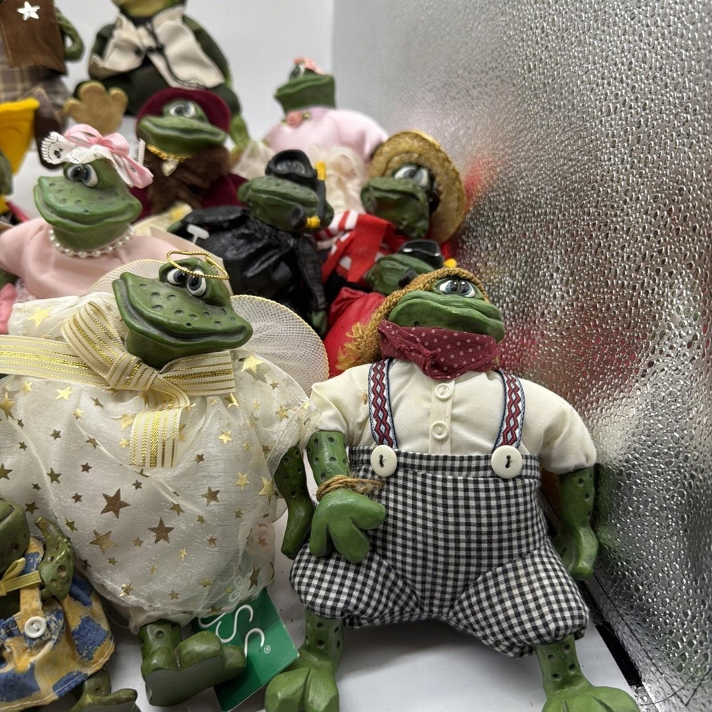 Vintage Russ Berrie Critter Lot Of 28 Resin Frog Plush Shelf Sitters - Picture 11 of 16